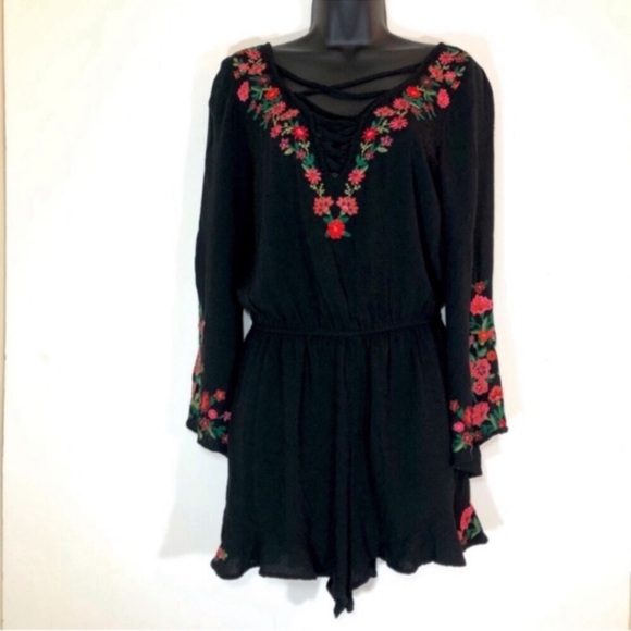 AMERICAN EAGLE AEO Black with embroidered Floral Long Sleeves Romper Size Medium - Picture 1 of 11